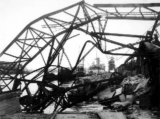 Een verwoeste havenkraan in de Lekhaven, 1944.