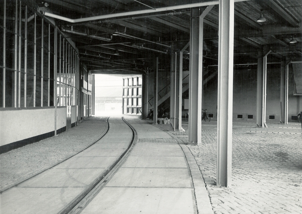 Het spoor door de hal van het poortgebouw in 1948
