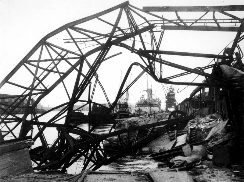 Een verwoeste havenkraan in de Lekhaven, 1944.