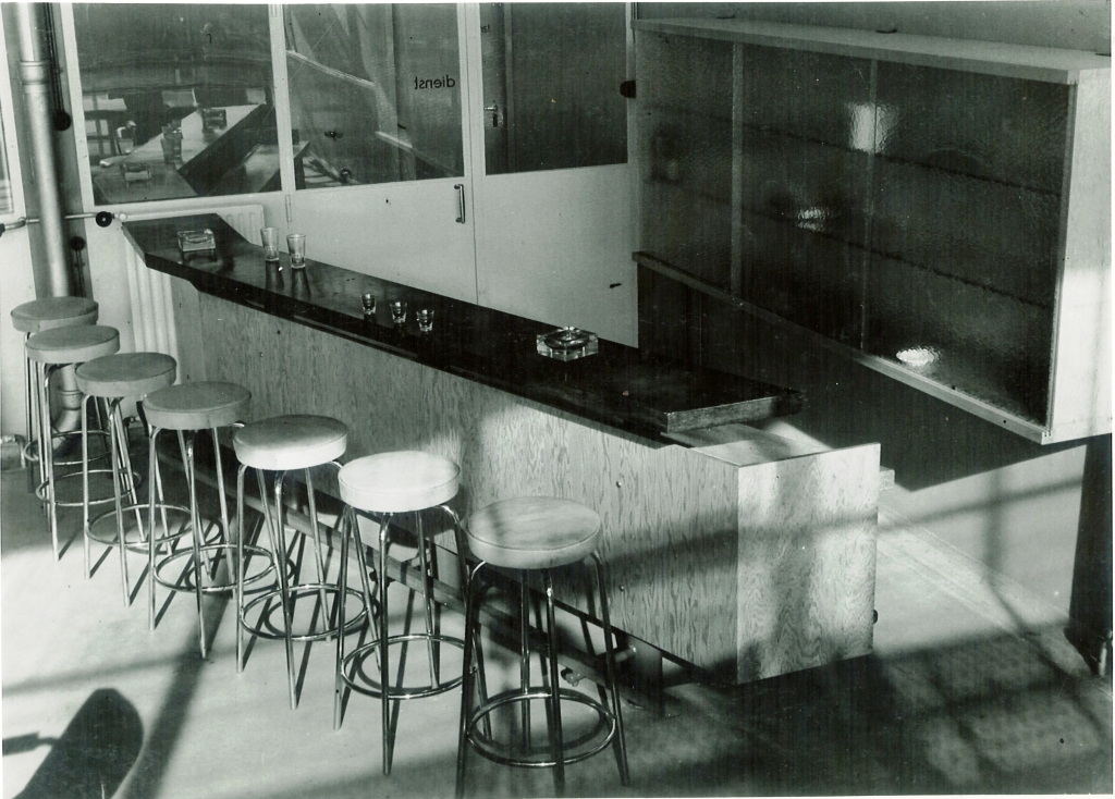 Bar in wachtruimte passagiers, 1949