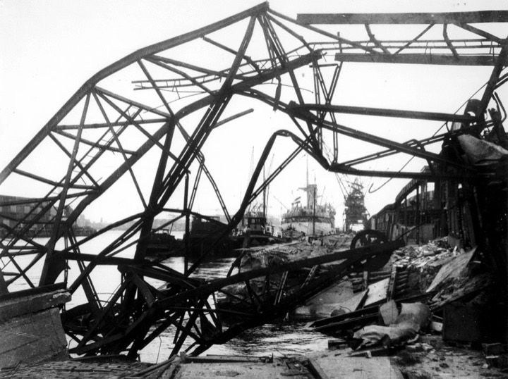 Een verwoeste havenkraan in de Lekhaven, 1944.