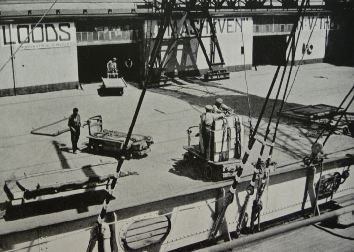 Loodsen Thomsen's Havenbedrijf aan de Maashaven, ca. 1930