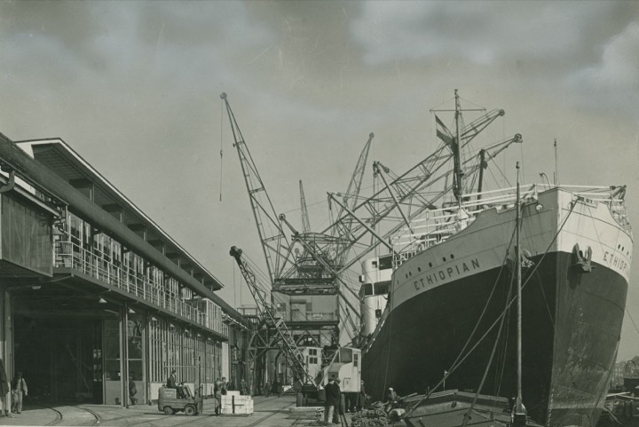 Laden van 'Ethiopian', ca. 1955
