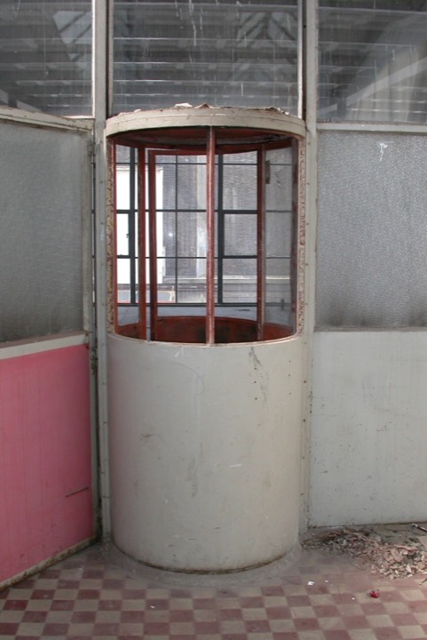 Telefooncel op verdieping, 2006